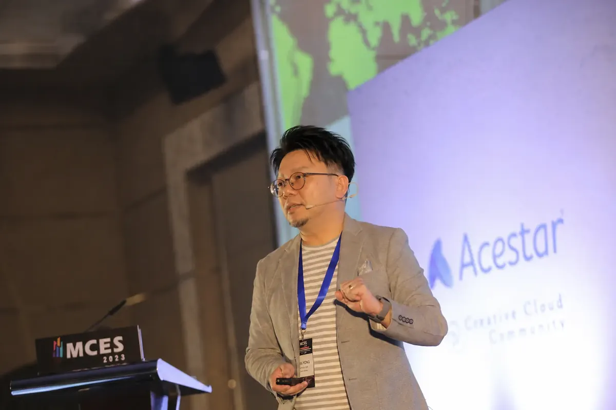 Han Yong facilitating an AI training session for business professionals