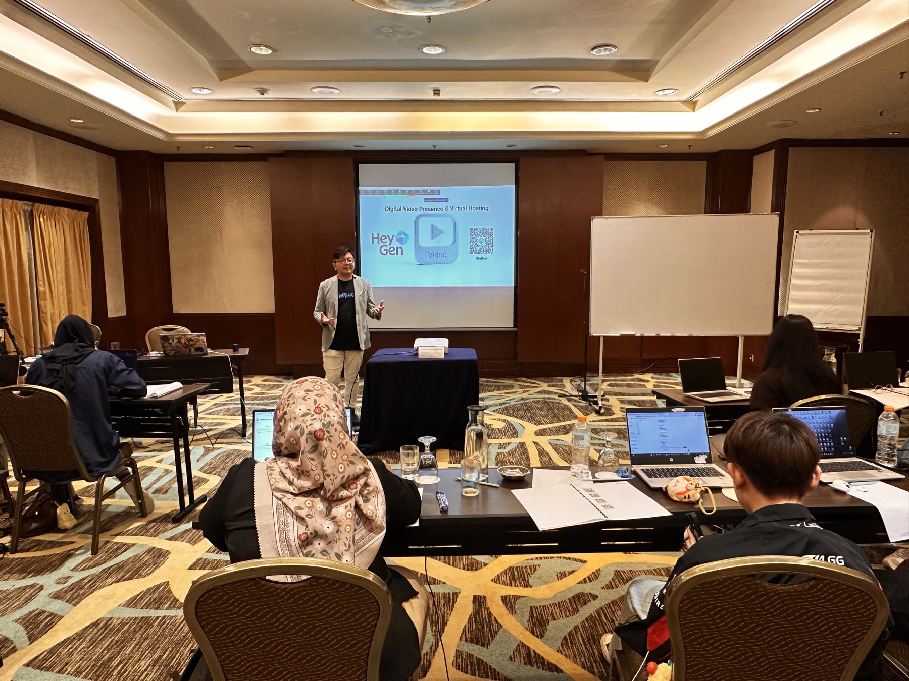 Live corporate AI training session led by Han Yong