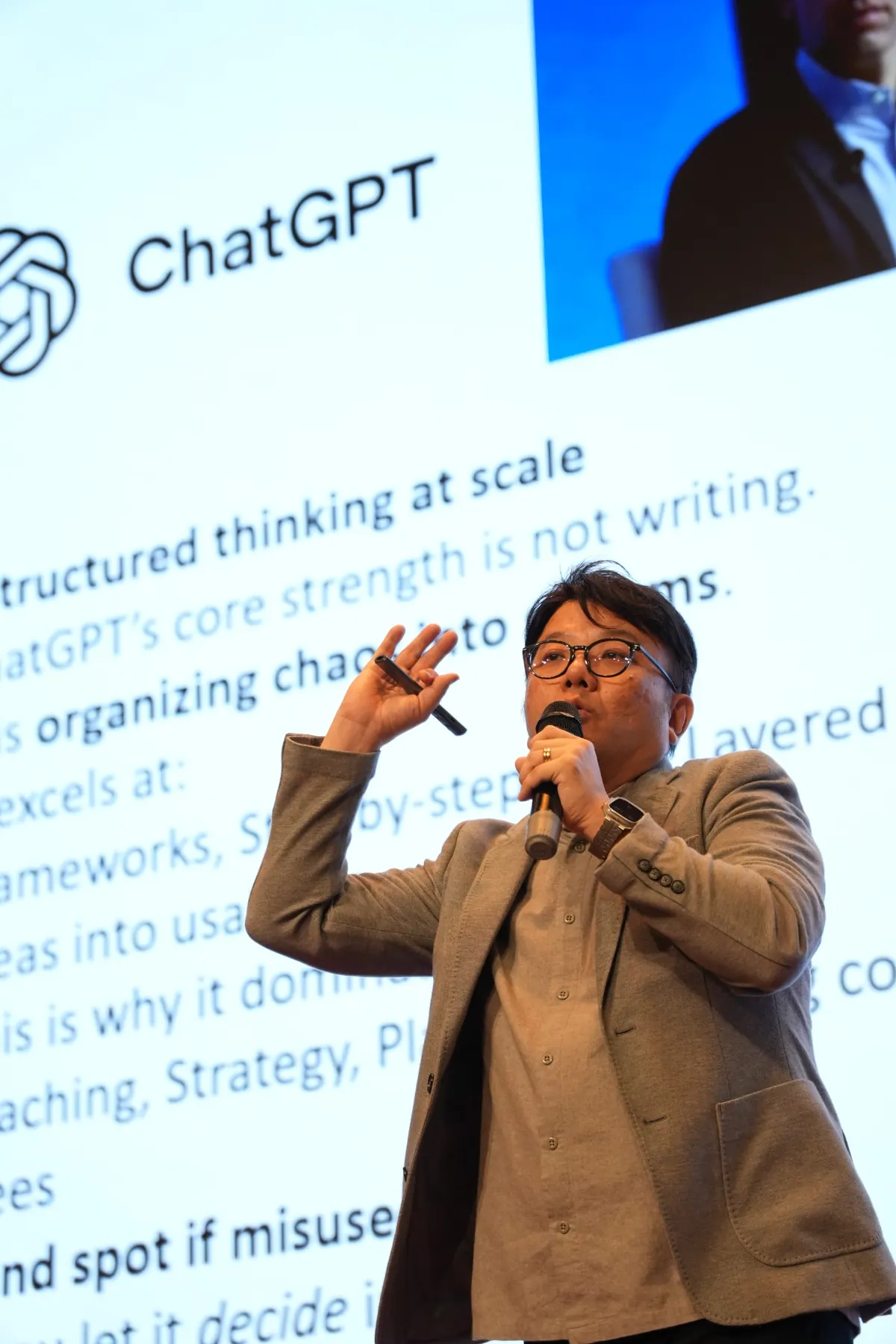 Han Yong speaking to higher education participants about creative AI