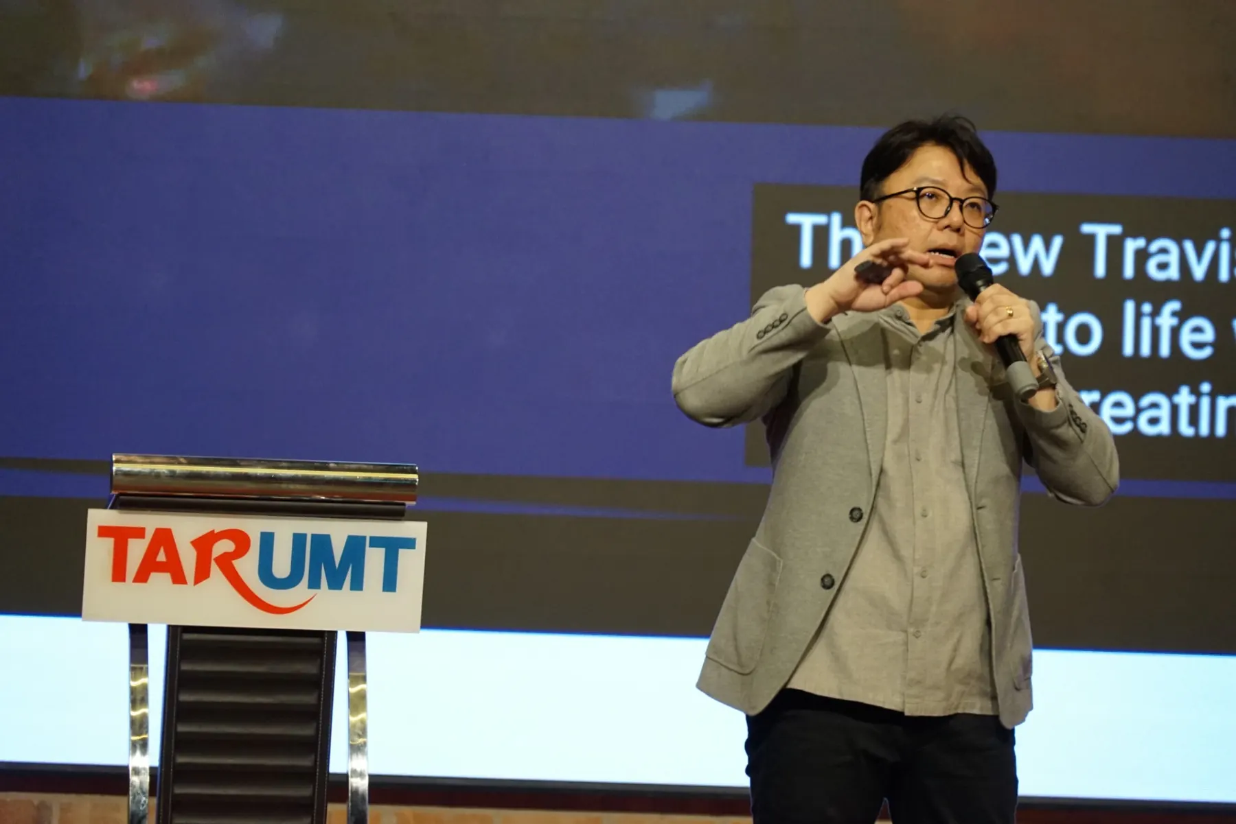 Han Yong presenting creative AI concepts in an education setting